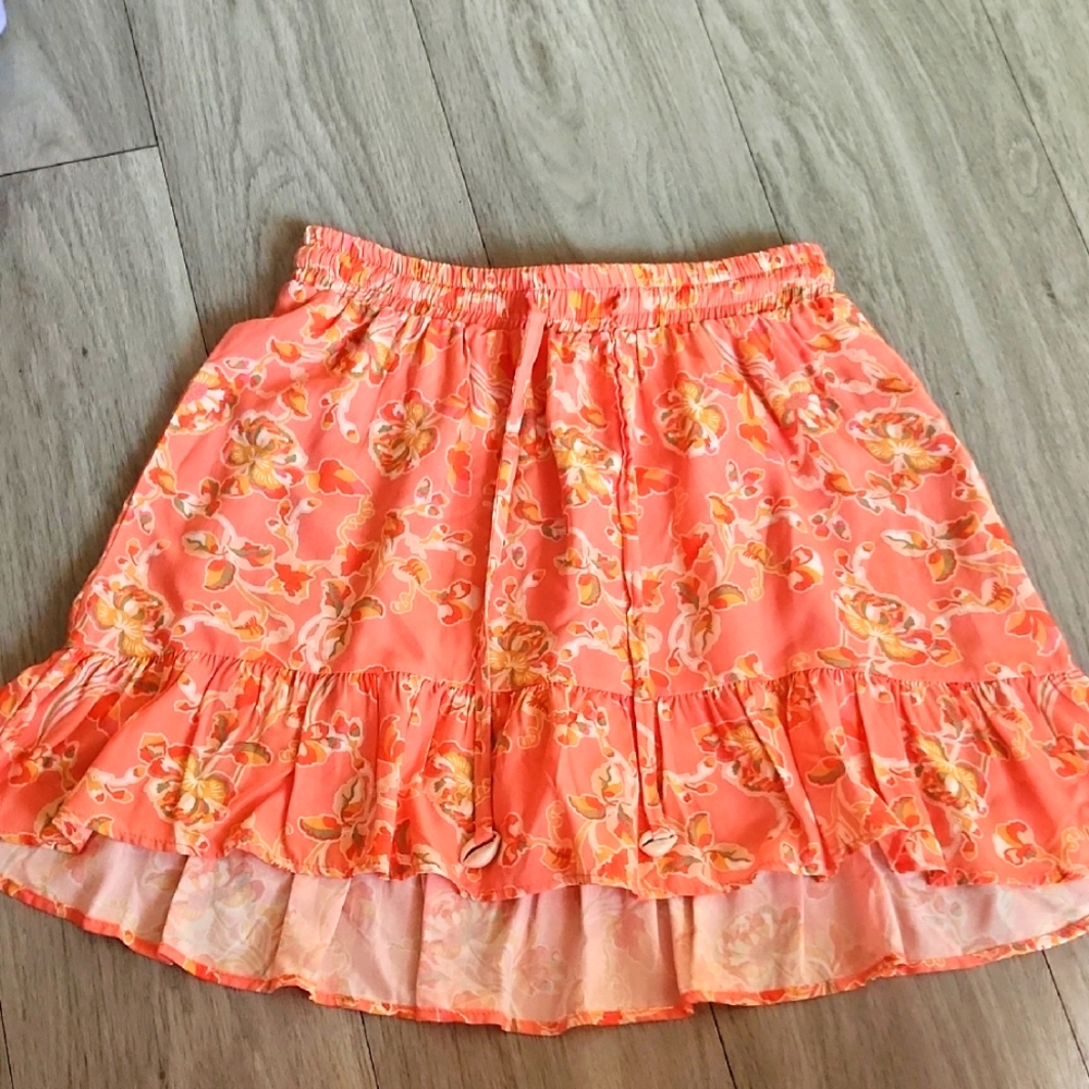 Shore Size S. Floral Ruffled Skort High/ Low. Shell Accessories. 100% Rayon.